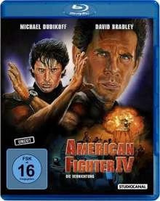 Blu-ray hoes voor "American Fighter IV", met Michael Dudikoff en David Bradley, en een explosie op de achtergrond.