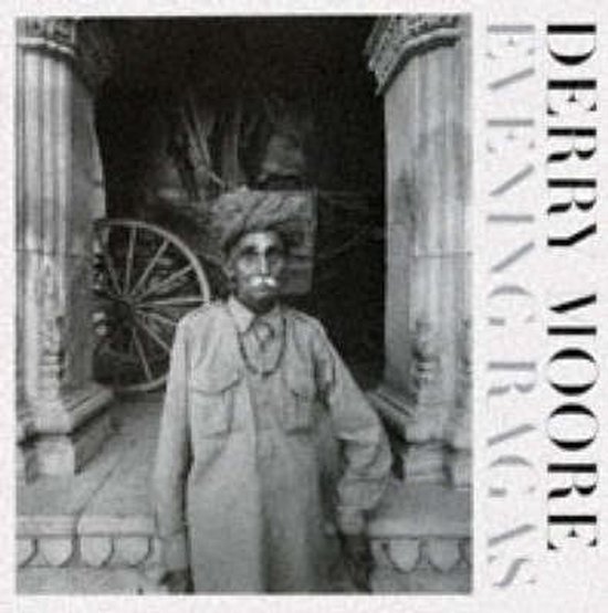 Derry Moore "Evening Ragas" boek. Man met tulband, staand in een poort met een rad van een kar erachter.