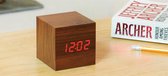 Gingko Cube click clock Alarmklok - Walnoot/LED Rood