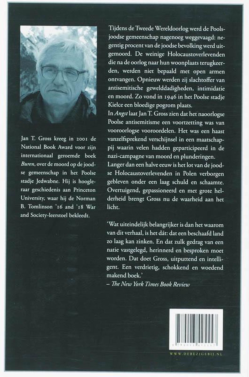 Een close-up van de achterkant van het boek 'Angst' met een portret van de auteur Jan T. Gross, zijn biografie en recensies.