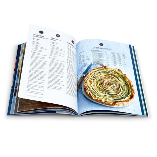 Gekookt kookboek met spiraalquiche op de rechterpagina en recepten op de linkerpagina.
