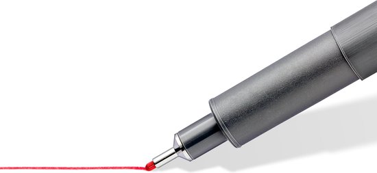 Gros plan de la pointe d'un feutre Staedtler pigment liner gris traçant une ligne rouge droite.