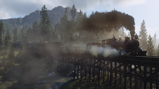 Stoomtrein rijdt over een houten brug in een bosrijk berglandschap.
