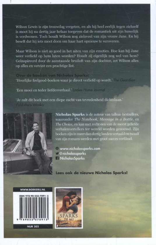 Boekcover van Nicholas Sparks' "De Bruiloft" met een stel zittend op een landweg naast een tractor. Een man leest voor aan een vrouw.