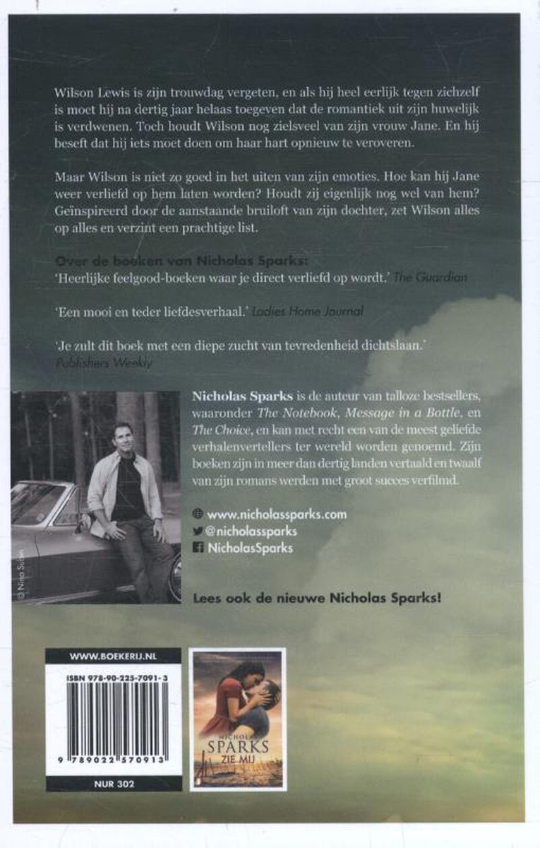 Boekcover van Nicholas Sparks' "De Bruiloft" met een stel zittend op een landweg naast een tractor. Een man leest voor aan een vrouw.