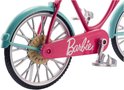 Detail van de roze Barbie fiets, met 'Barbie' logo op de trapas en zilveren spaakwielen.
