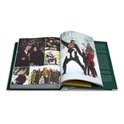 Openstaand kerstkookboek van Jamie Oliver met collages van familiefoto's op de linkerpagina en een winterse groepsfoto op de rechterpagina.