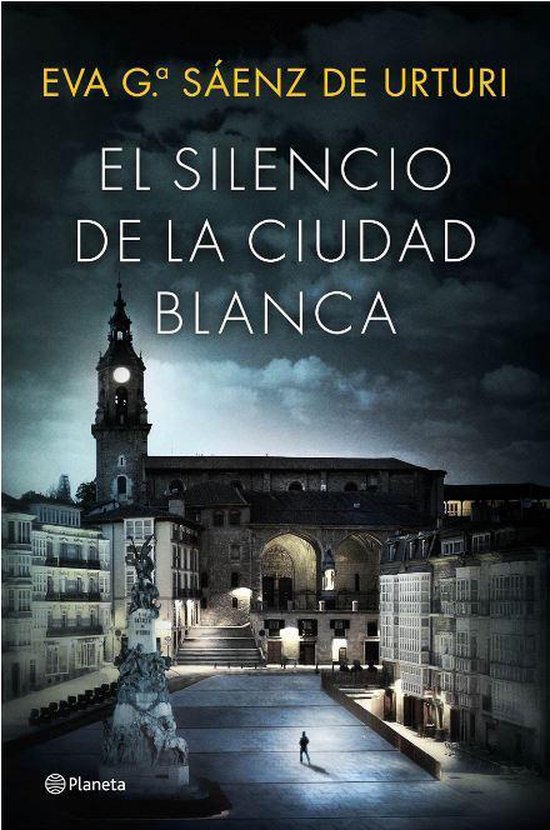 Couverture du livre 'El silencio de la ciudad blanca' avec une photo d'une ville la nuit, un clocher et une personne seule.