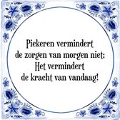 Tegeltje met Spreuk (Tegeltjeswijsheid): Piekeren vermindert de zorgen van morgen niet; Het vermindert de kracht van vandaag! + Kado verpakking & Plakhanger