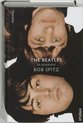 Boek 'The Beatles' De Biografie van Bob Spitz, met de hoofden van John Lennon en Paul McCartney boven elkaar.