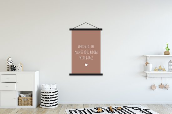 Posterhanger incl. Poster 120x180 cm - Schoolplaat - Engelse quote "Wherever life plants you, bloom with grace" met een hartje op een bruine achtergrond - Textielposter - Zwarte latten