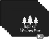 Placemat - Placemats kunststof - Kerst quote Fresh cut Christmas trees met een zwarte achtergrond - 45x30 cm - 6 stuks - Hittebestendig - Anti-Slip - Onderlegger - Afneembaar