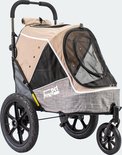Beige hondenbuggy met grijze accenten, grote achterwielen en een zwenkwiel aan de voorkant. Zijaanzicht.
