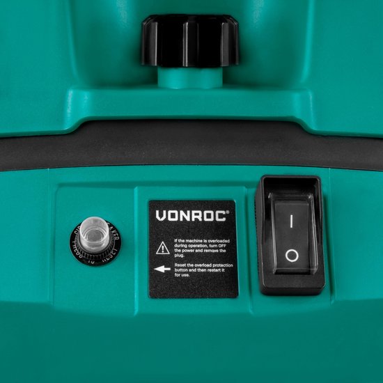 Detailopname van het bedieningspaneel van een groene hakselaar met een aan/uit-schakelaar en resetknop.