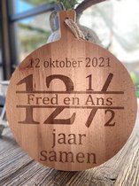 Serveerplank  rond - 35 cm - met de tekst 12 1-2 jaar samen - te personaliseren met eigen naam en datum