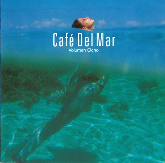 CD-hoes met vrouw die uit helderblauw water kijkt. Tekst "Café Del Mar Volumen Ocho"