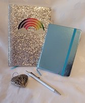 LIBOZA - Notitieboek - A5 - Glitterzilver met regenboogopdruk + Klein blauwmetallic extra boekje - INCL LUXE PEN + GROOT METALEN HART - Gelinieerd - 96 blz - Prettig formaat - Praktisch - Pas