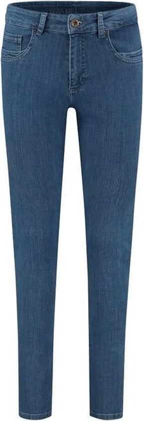 Een spijkerbroek in een middeldonkere denim wassing, recht model.