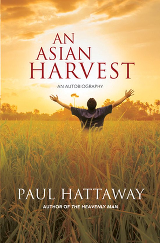 Boekhoes van 'An Asian Harvest' met een man die met open armen in een rijstveld staat tegen een zonsondergang.