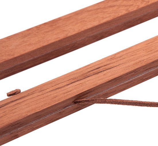 Detail van een houten posterhanger met touw.