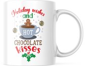 Kerst Mok met tekst: Holiday Wishes And Hot Chocolate kisses | Kerst Decoratie | Kerst Versiering | Grappige Cadeaus | Koffiemok | Koffiebeker | Theemok | Theebeker