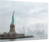 Het Vrijheidsbeeld en skyline van New York in de mist - Foto op Plexiglas - 90 x 60 cm
