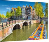 Rondvaartboot langs de grachtenpanden van Amsterdam - Foto op Plexiglas - 90 x 60 cm