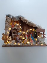 Kerststal mooie  kerststal met waterput  13 figuren 40 led lichtjes hand gemaakt dus uniek  32x43x20 cm
