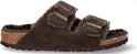 Donkerbruine Birkenstock Arizona pantoffels met lammenvacht voering en gespen, zijaanzicht.