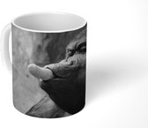 Mok - Een Gorilla eet op een aparte wijze zijn banaan - 350 ML - Beker