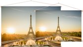 Fonteinen voor de Eiffeltoren in zomers Parijs - Foto op Textielposter - 45 x 30 cm