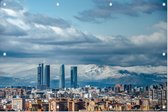 Industriële skyline van Madrid voor besneeuwde bergen - Foto op Tuinposter - 120 x 80 cm