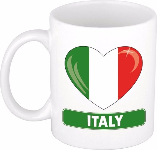 Tasse blanche avec un drapeau italien en forme de cœur et le mot "ITALY" sur un ruban vert.