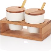 Joy Kitchen set van twee porseleinen bekers op houten zweef plateau | servies bekers | houten deksels | beker met lepels en deksel | bekerhouder | voorraadpotten | serviesset | porseleinen bewaarbakjes | bewaarpotjes