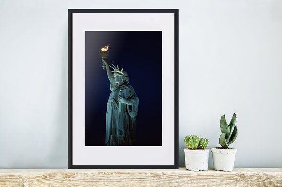Photo en cadre - Statue de la Liberté illuminée la nuit à New York Cadre photo Amérique noir avec passe-partout blanc 40x60 cm - Affiche sous cadre (Décoration murale salon / chambre)