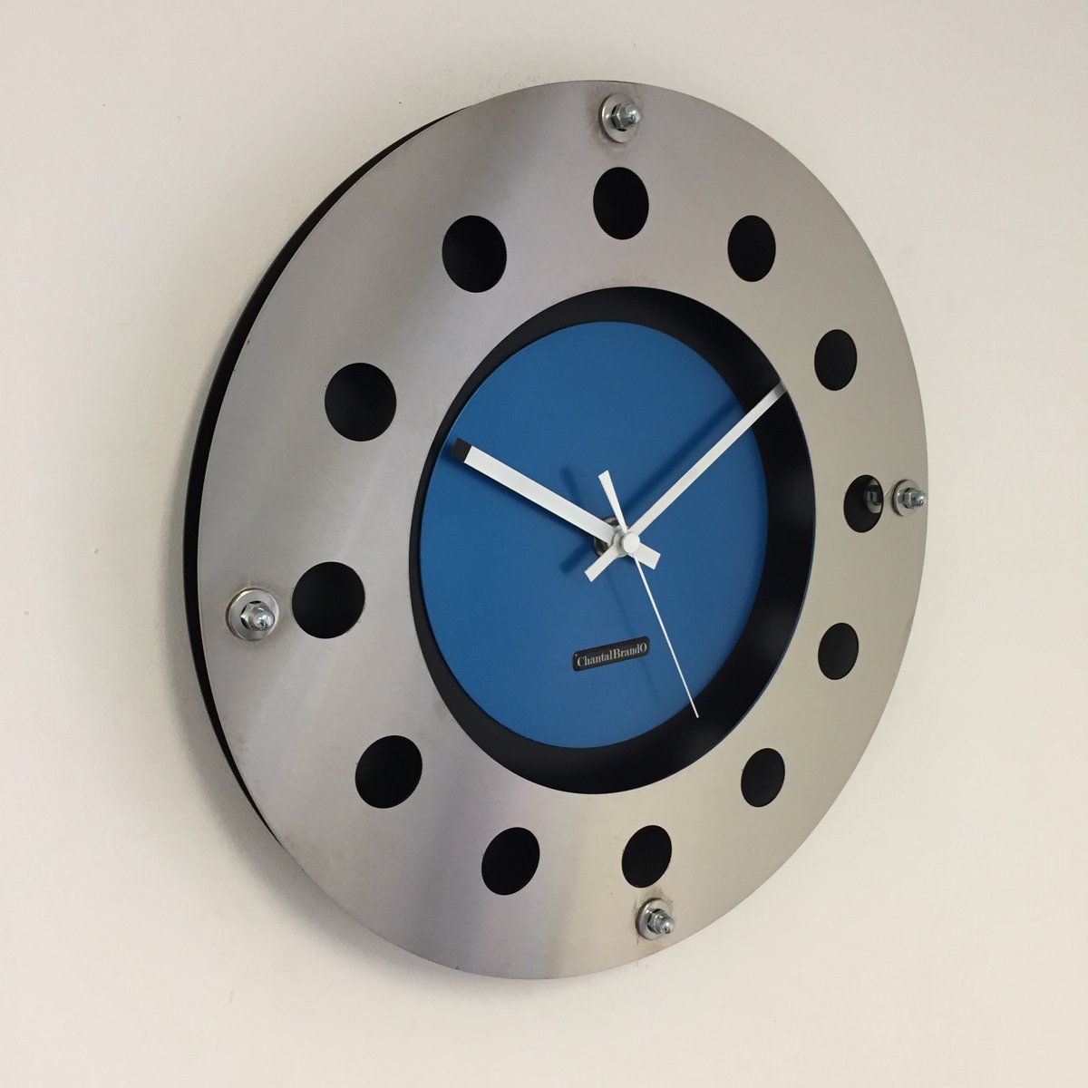 WANDKLOK MECANICA FULL BLACK WITH LIGHT BLUE COLOR SMALL INNER CIRCLE BLACK POINTER MODERN DUTCH DESIGN HANDGEMAAKT 40 cm