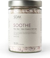 SOAK Badzout Soothe - Roos, Shea + Italiaanse Bergamot Badzout Soak - 580 g | rustgevend | rozenblaadjes |  Minerale | himalayazout | Magnesium | Badkristallen | Botanicals | hydra