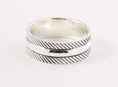 Hoogglans zilveren ring met schuine ribbels - maat 16