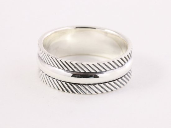 Hoogglans zilveren ring met schuine ribbels - maat 16