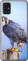 Geschikt voor Samsung Galaxy A52 5G hoesje - Close-up van een roofvogel op een dikke houten paal - Siliconen Telefoonhoesje