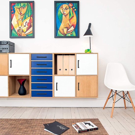 Moderne opbergkast met witte, houten en blauwe deuren en lades. Een zwarte vaas en twee schilderijen met abstracte figuren.