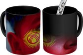 Magische Mok - Foto op Warmte Mokken - Koffiemok - Vlag van Kirgizië - Magic Mok - Beker - 350 ML - Theemok