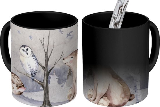 Twee mokken: één zwarte, één met winterse aquarel dieren; hert, uil, beer.