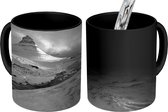 Magische Mok - Foto op Warmte Mok - Het noorderlicht boven Mount Kirkjufell - zwart wit - 350 ML