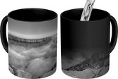 Magische Mok - Foto op Warmte Mok - Wolk boven de Grand Canyon bij zonsopgang - zwart wit - 350 ML