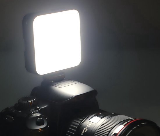 Zwart MOJOGEAR mini LED lampje op een camera, met een wit verlicht vierkant.