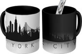 Magische Mok - Foto op Warmte Mok - tekening met tekst van het silhouet van de stad New York - zwart wit - 350 ML - Mok met Tekst