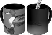 Magische Mok - Foto op Warmte Mok - Reflectie van een Noordelijke pijlstaart - zwart wit - 350 ML