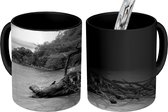 Magische Mok - Foto op Warmte Mok - Een boomstronk aan de kust van Crystal beachk in Santa Marta - zwart wit - 350 ML