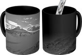 Magische Mok - Foto op Warmte Mok - Uitzicht op een grote valleigletsjer met op de voorgrond een helderblauw meer - zwart wit - 350 ML